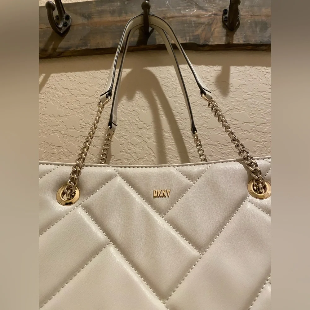 NWOT DKNY Medium Veronica Cream Quilted Satchel Shoulder Bag Gold-Tone Chain - Picture 4 of 16